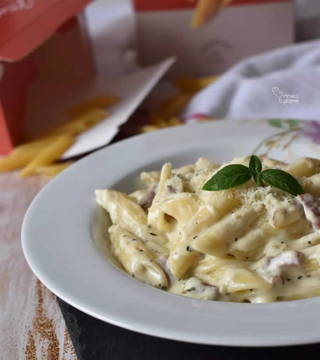 Pasta sa prsutom