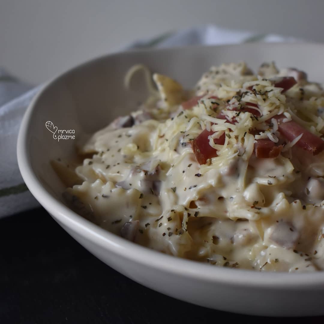 Pasta sa prsutom